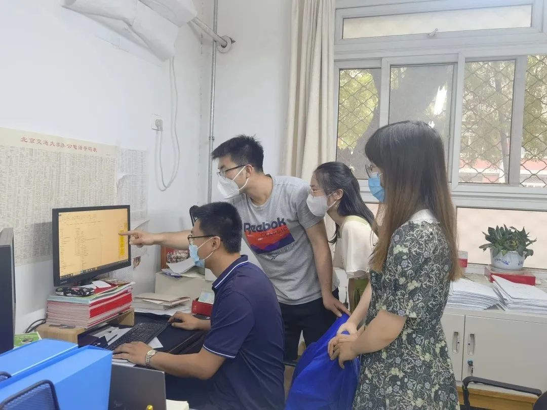 闪闪发光的勋章,闪闪发光的荣誉证书