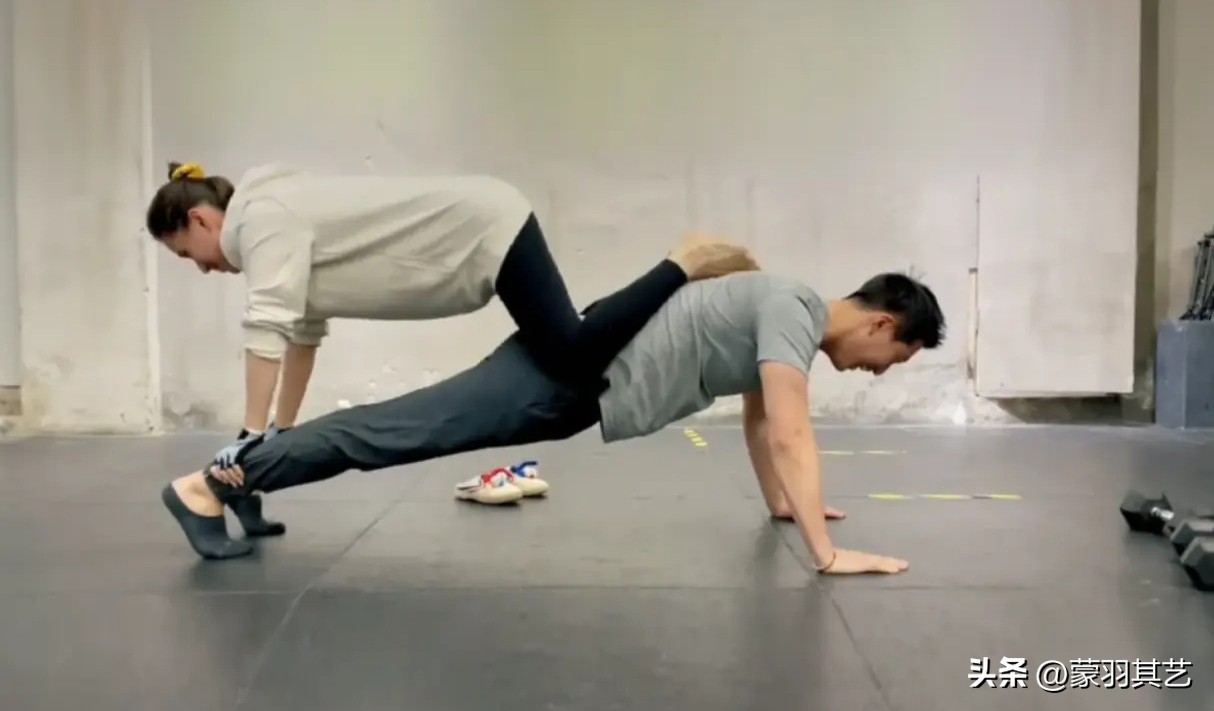 詹子晴给何超莲窦骁的祝福引争议,窦骁何超莲闺蜜詹子晴