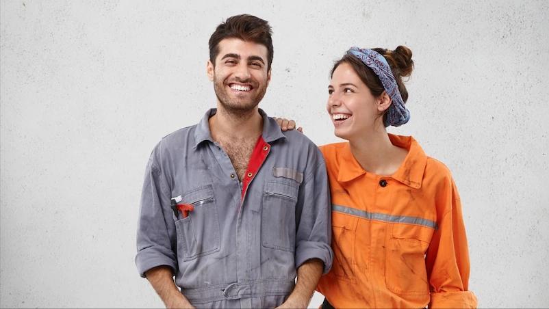 穷小子一夜翻身最后抱得美人归,穷小子飞机上救人抱得美人归