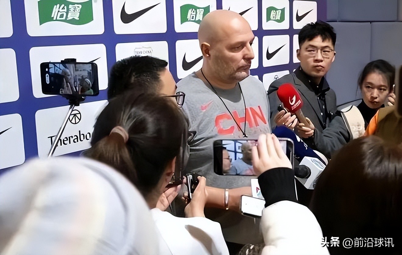 男篮抵港，姚明人气爆棚，乔帅核心战术被扒，球队先游玩放松！