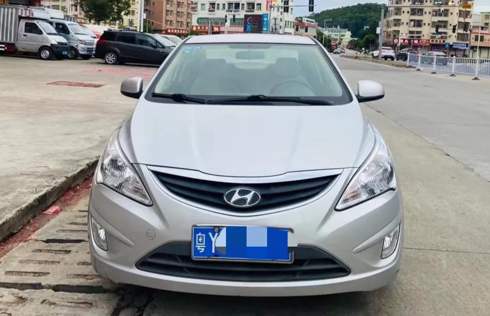 12年现代瑞纳1.4自动顶配,2011款瑞纳两厢1.4自动时尚型