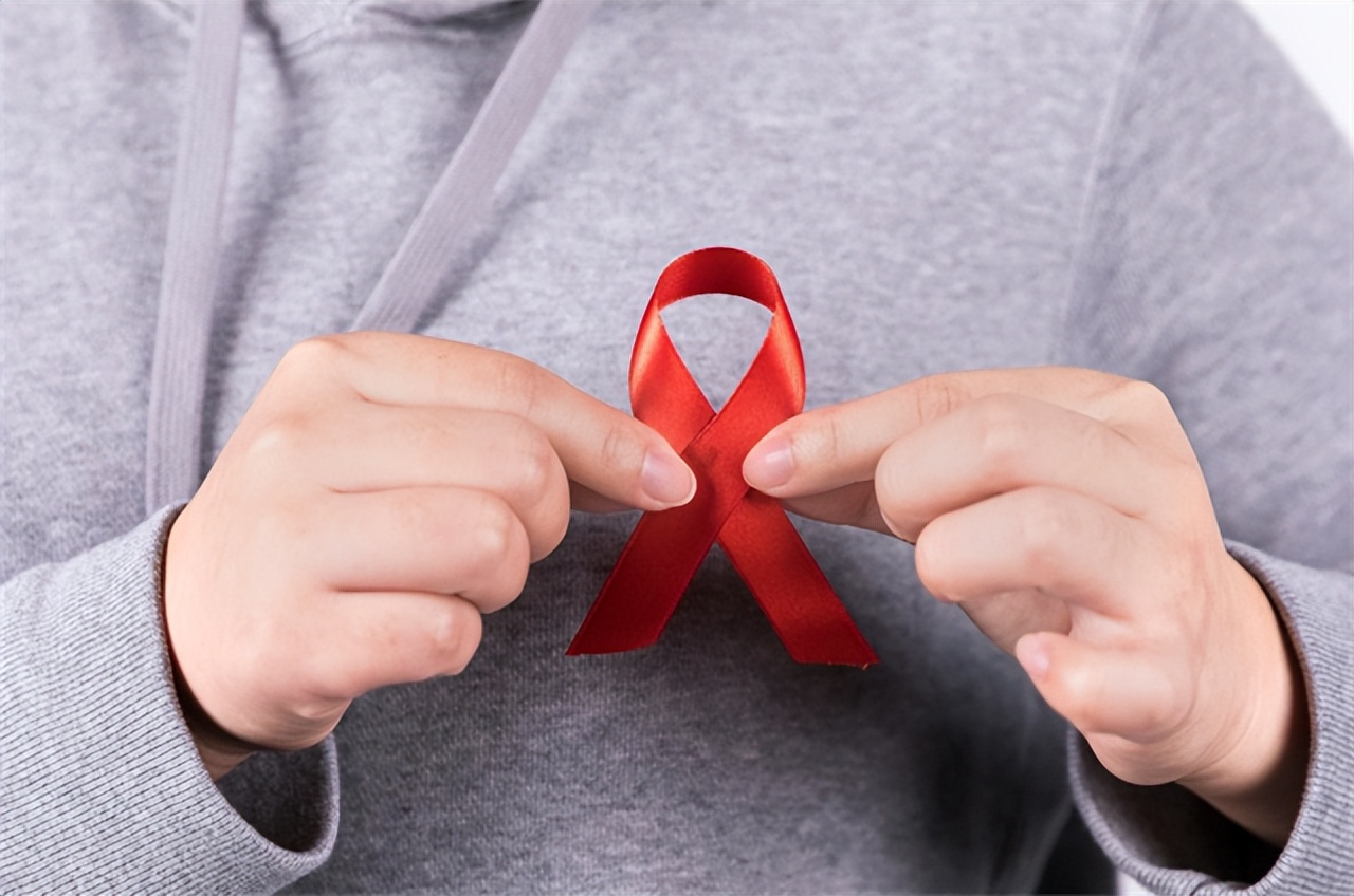 60岁，他大概是中国存活最久的艾滋病人，带着自己遗像活了十几年