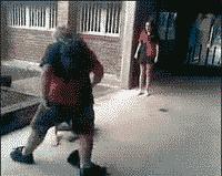 妹子的皮裤穿的真紧，有人知道妹子皮裤上的包怎么回事么，哈哈