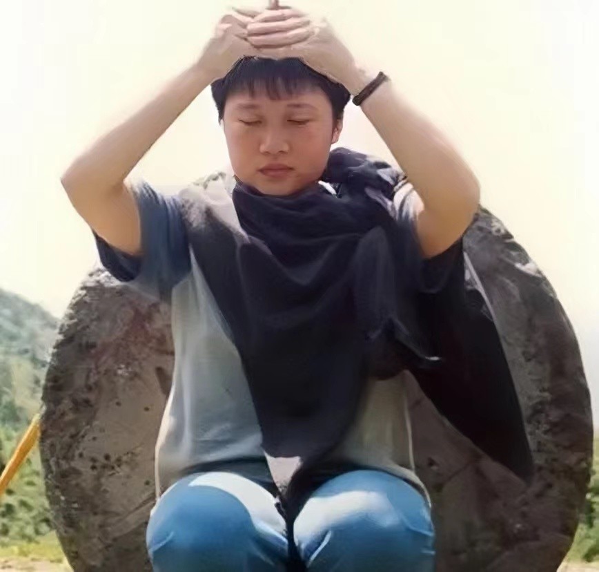 李娜出家后生活现状,李娜出家25年老母亲陪她住寺庙