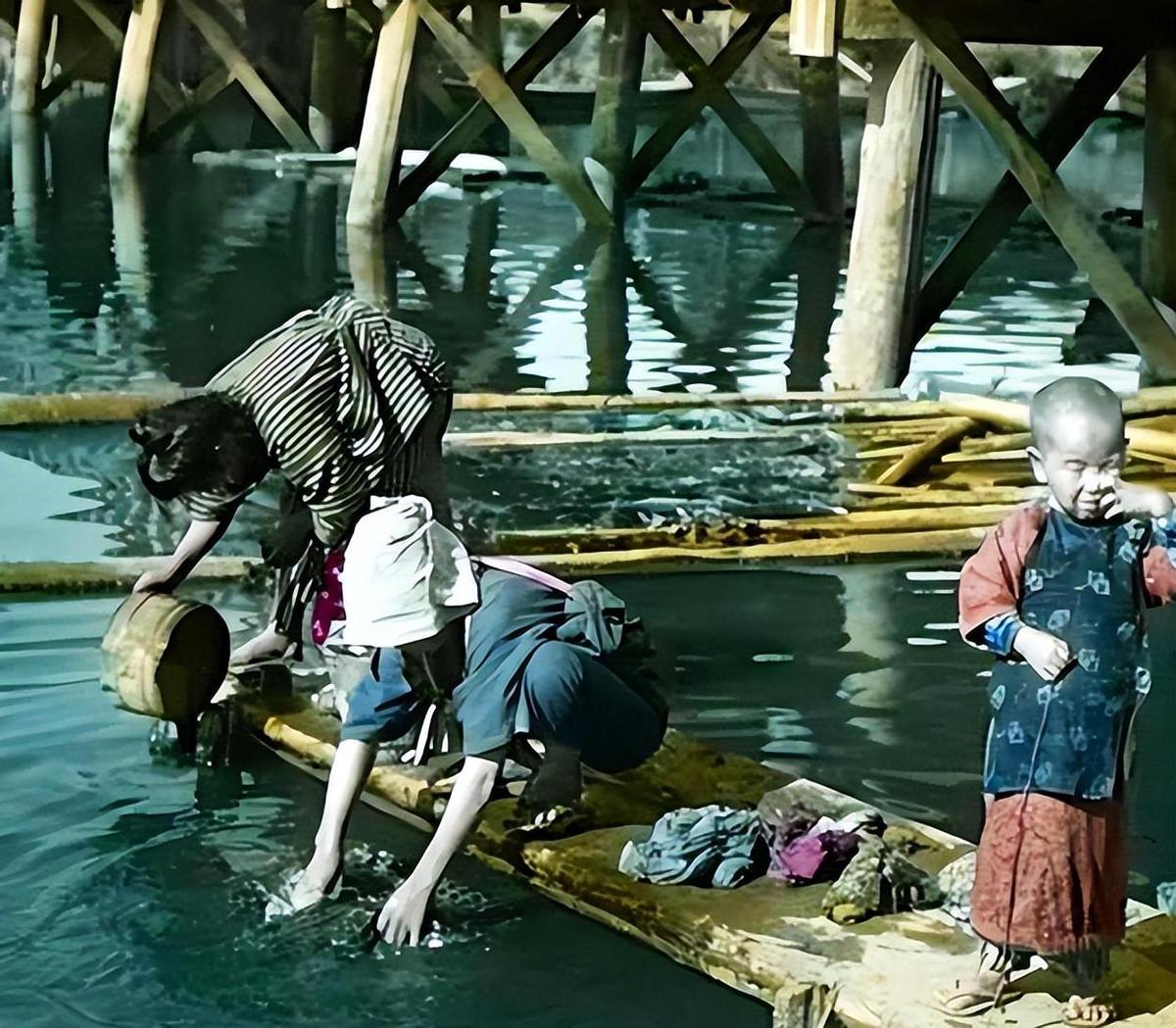 珍贵照片，日军*杀屠**老百姓强奸妇女，用刀剖开肚子，看看多残忍