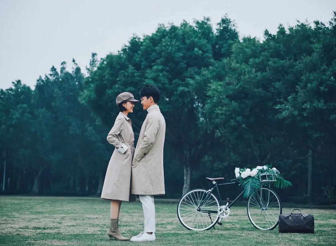 白狗秋和莫言的照片,莫言的白狗荡秋千