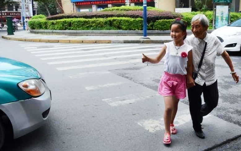 变态老头猥亵10岁女孩，被抓时拉链都没关，称：就摸了怎么样？