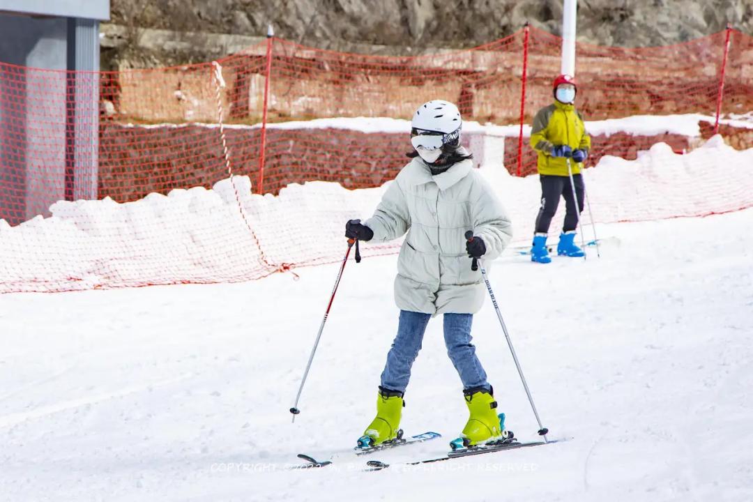 西安一年四季都能练滑雪的地方,西安哪个滑雪场适合嬉雪