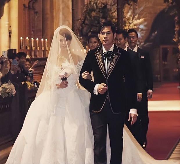 资本弃子唐嫣：获罗晋宠爱用四万手机壳，穿假货得罪苏芒遭封杀