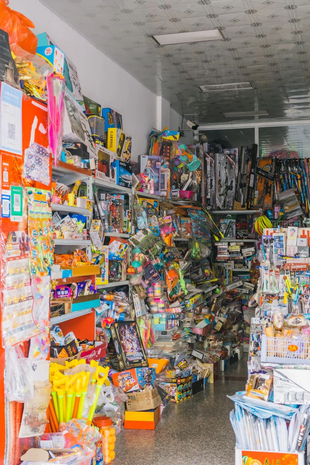 校门口的小店从来没有让人失望,校门口小店生意火爆