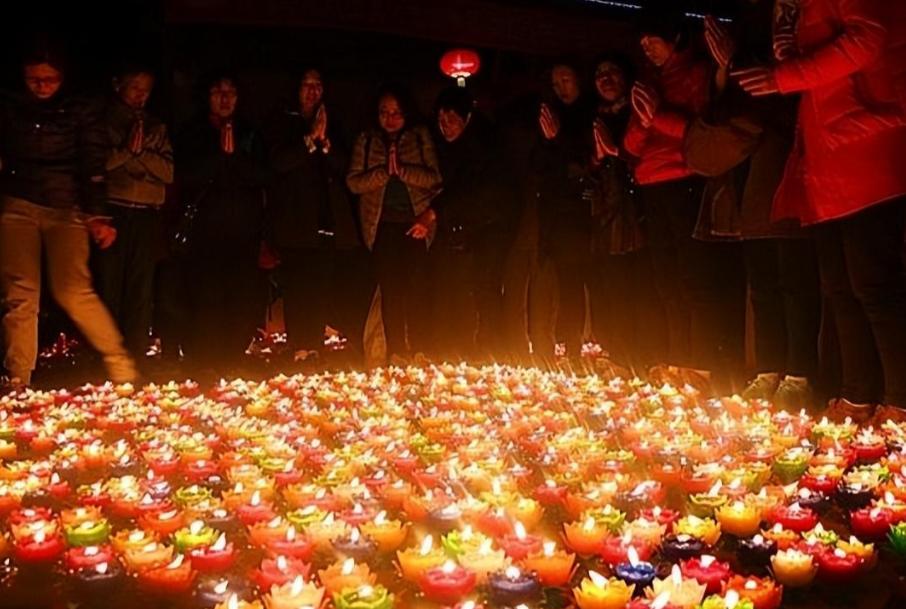 五台山出现浓妆艳抹的尼姑,五台山“尼姑”浓妆艳抹