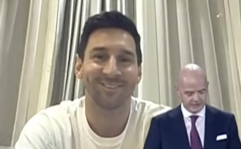 莱万看梅西领奖的图片,梅西获奖感言谈莱万