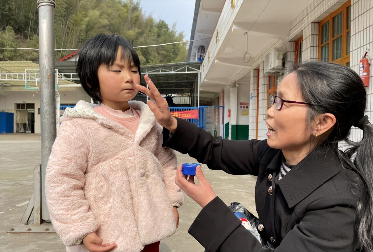 白沙街成夜归女孩“梦魇”，56岁超市大姐留灯11年，守护她们回家