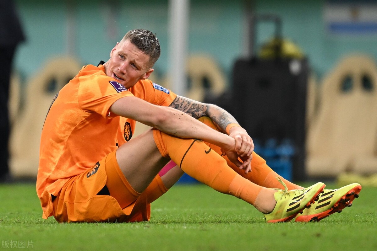 揭秘曼联新中锋:荷兰版王思聪,被梅西破口大骂,妻子读中国技校