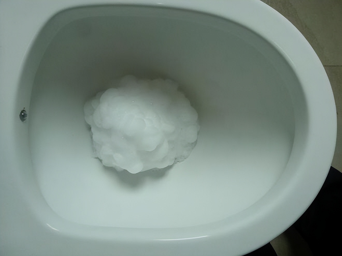 马桶老是溅水到盖子上,怎么解决马桶溅水