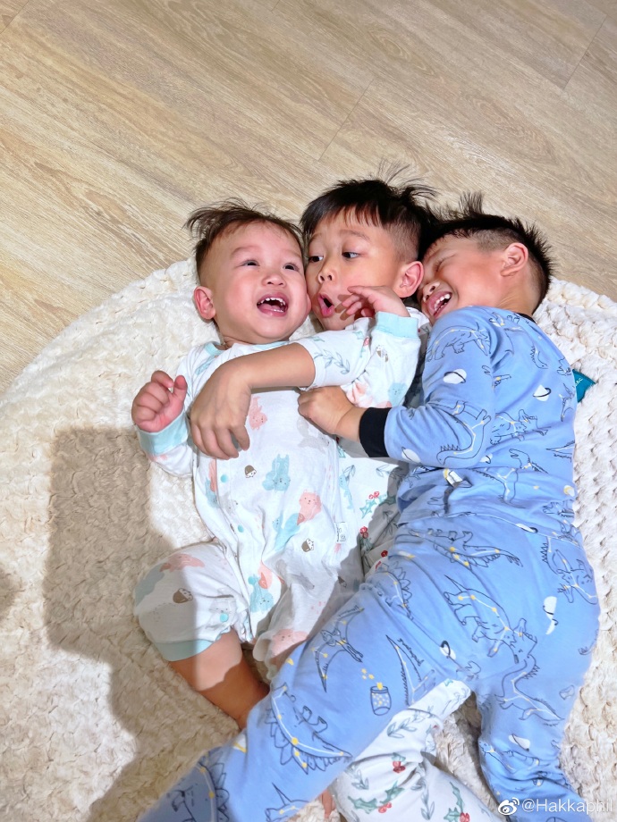 胡杏儿首晒三个儿子对比照,胡杏儿全家福3个儿子