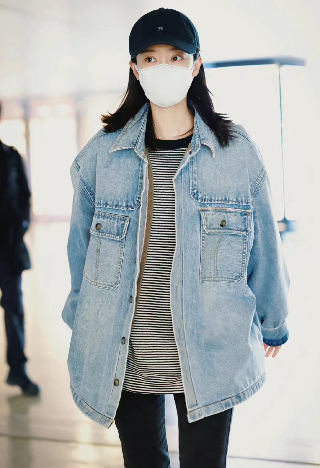 张小斐机场穿搭饼干鞋,张小斐的牛仔马甲配牛仔短裤