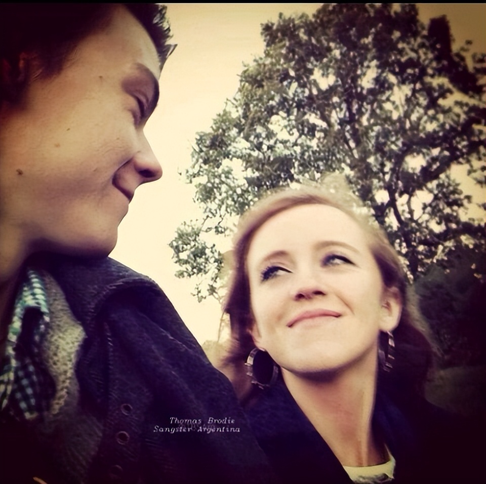 两次甩掉马斯克，绝美女星和英国最帅童星官宣！甜到像拍偶像剧