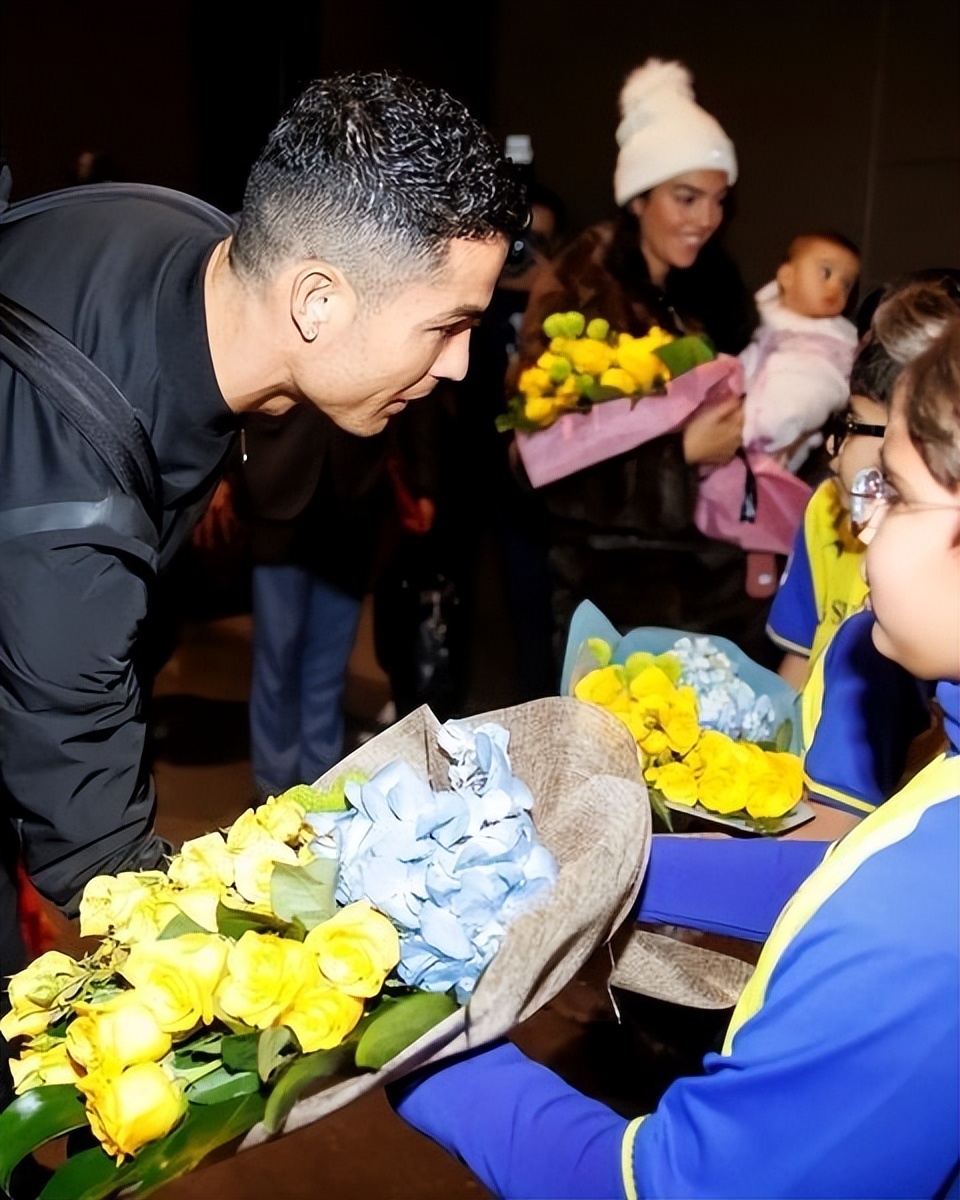 c罗乘专机到都灵,c罗乘私人飞机抵达沙特