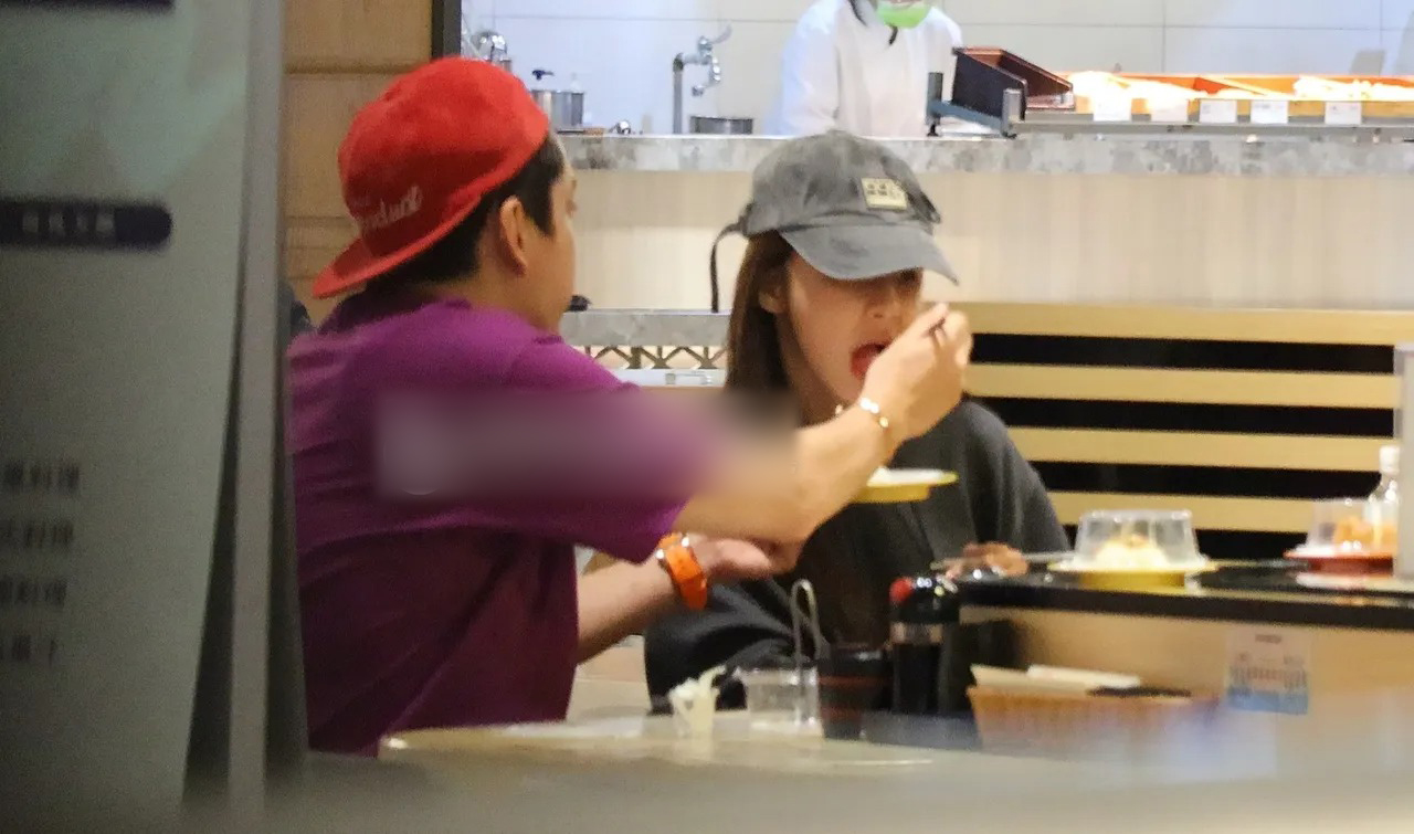 王大陆蔡卓宜高调秀恩爱,甜蜜喂食牵手逛街,交往两年仍在热恋期