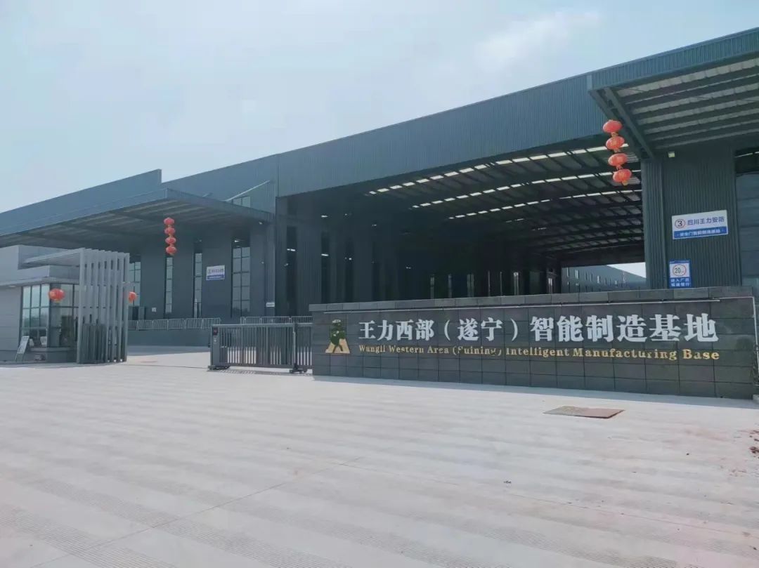 王力智能门窗生产车间现场,王力木门车间