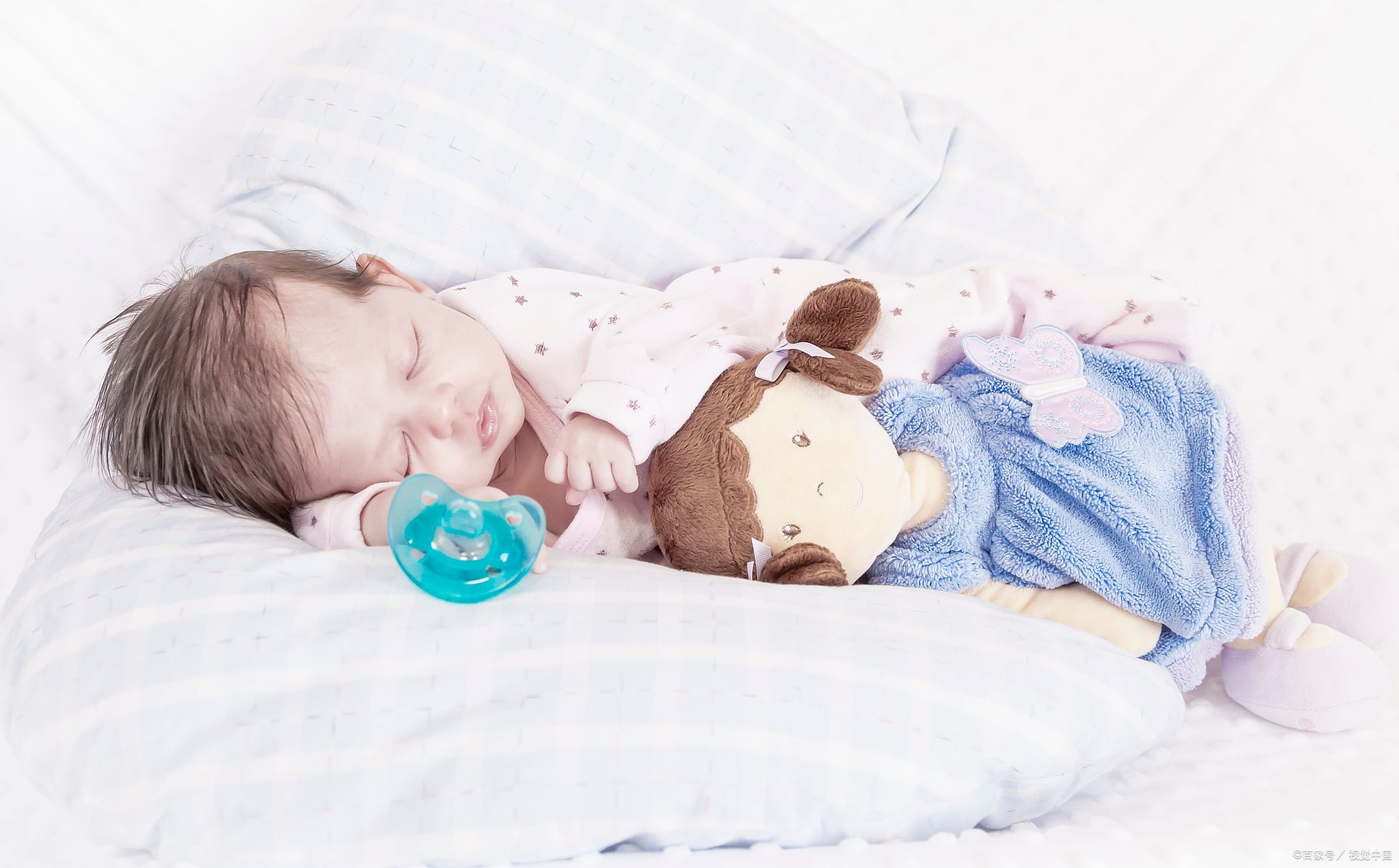 为什么有的新生儿会睡整觉,新生儿明明很困却不睡要怎么办