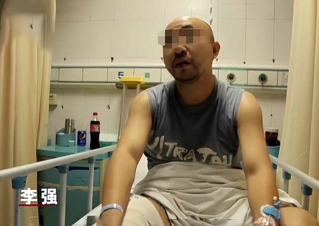 2015年男子打游戏时,腿部出现神秘红点,去医院检查才发现中弹了