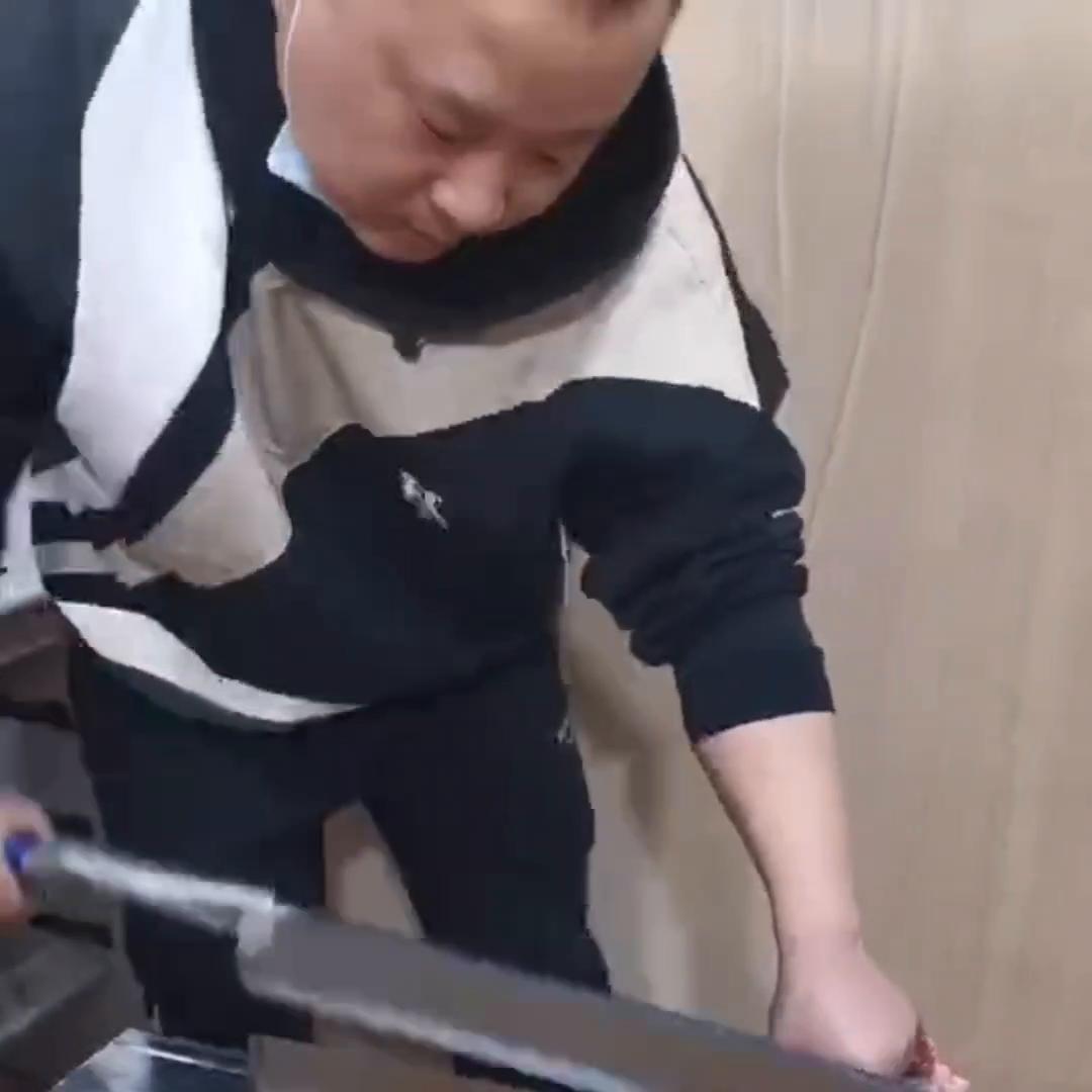 加厚锰钢有齿60厘米挑战切骨头很轻松，没有骨头渣子，肉...