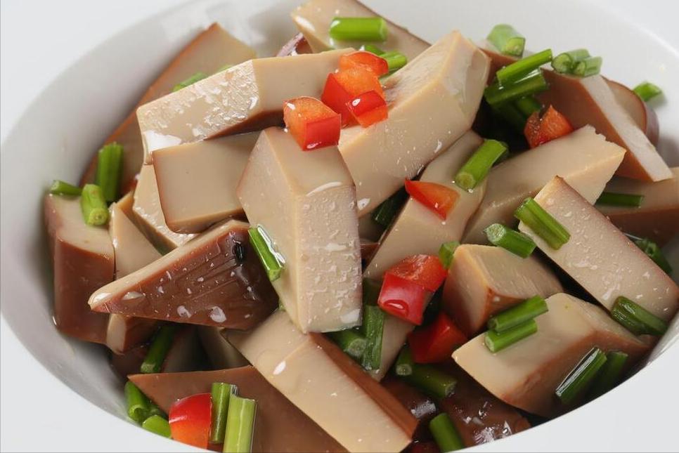 买鸡蛋是挑大的好还是小的好,买鸡蛋时买几个才不会尴尬