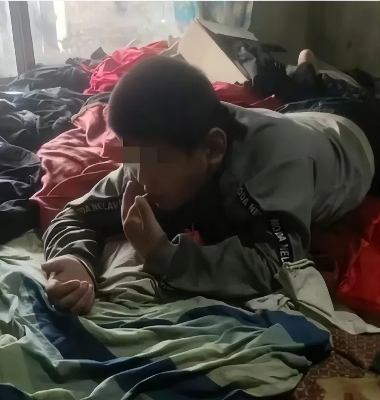 被逼吃粪便男孩精神状态很不好,小男孩被逼吃粪便