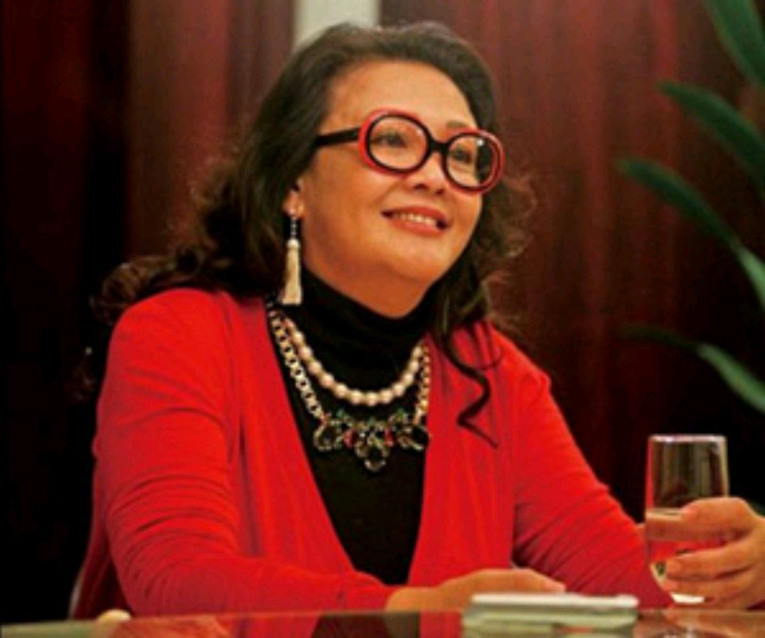 张兰直播间画图，爆料大S天价电费的原因，带货5万单小黄鱼被秒空