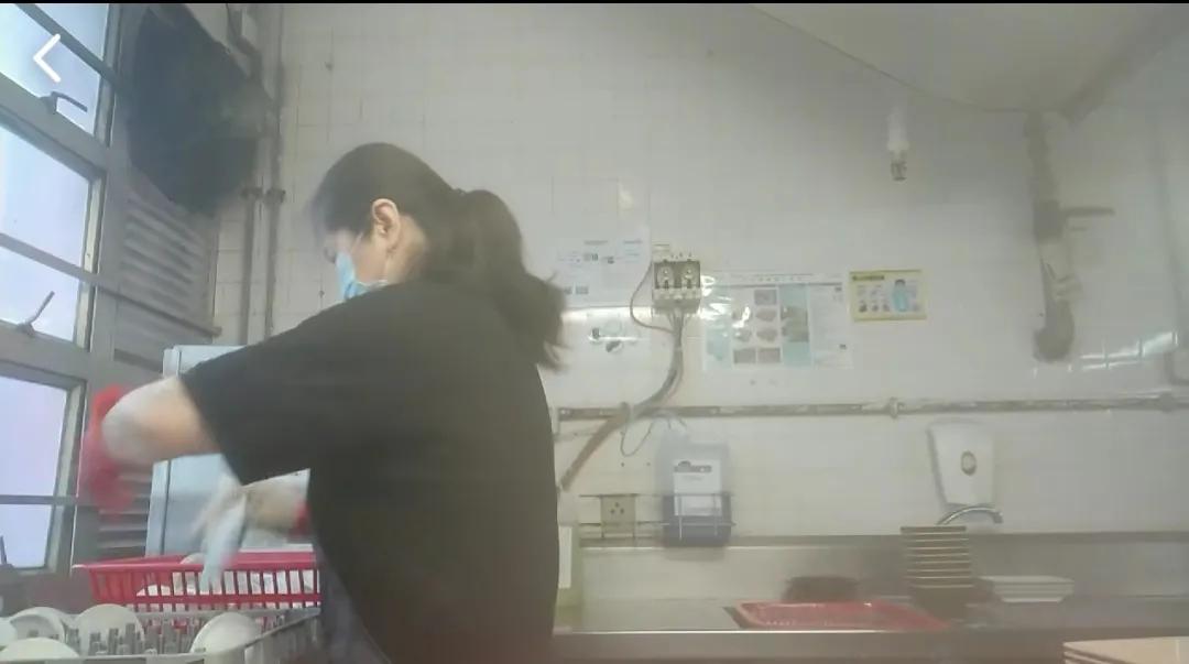 香港新移民:一位58岁阿姨洗碗每个月1.5万元，手指伤了为何不退休