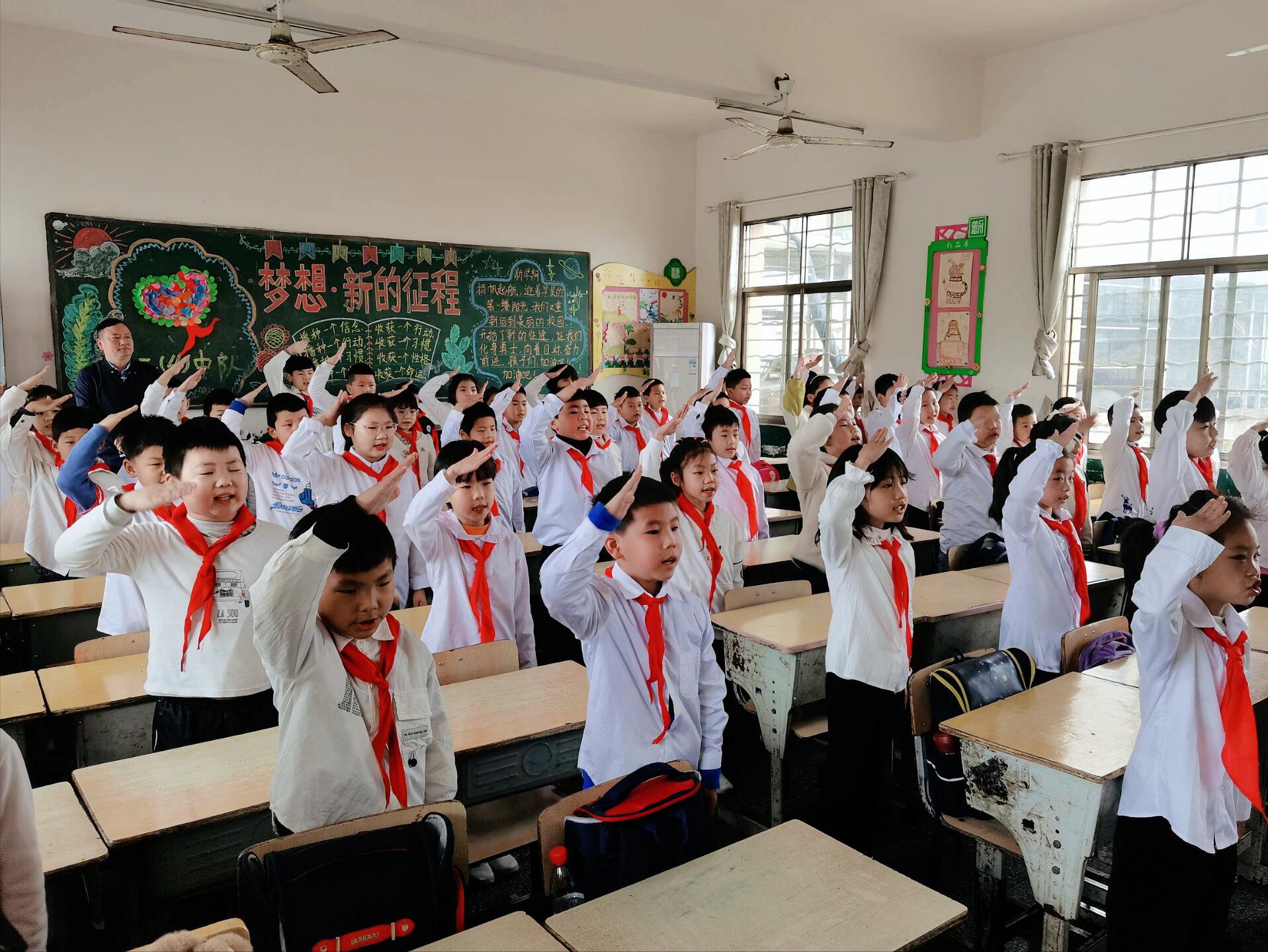 武穴市示范小学校歌,歌声飞扬唱红歌