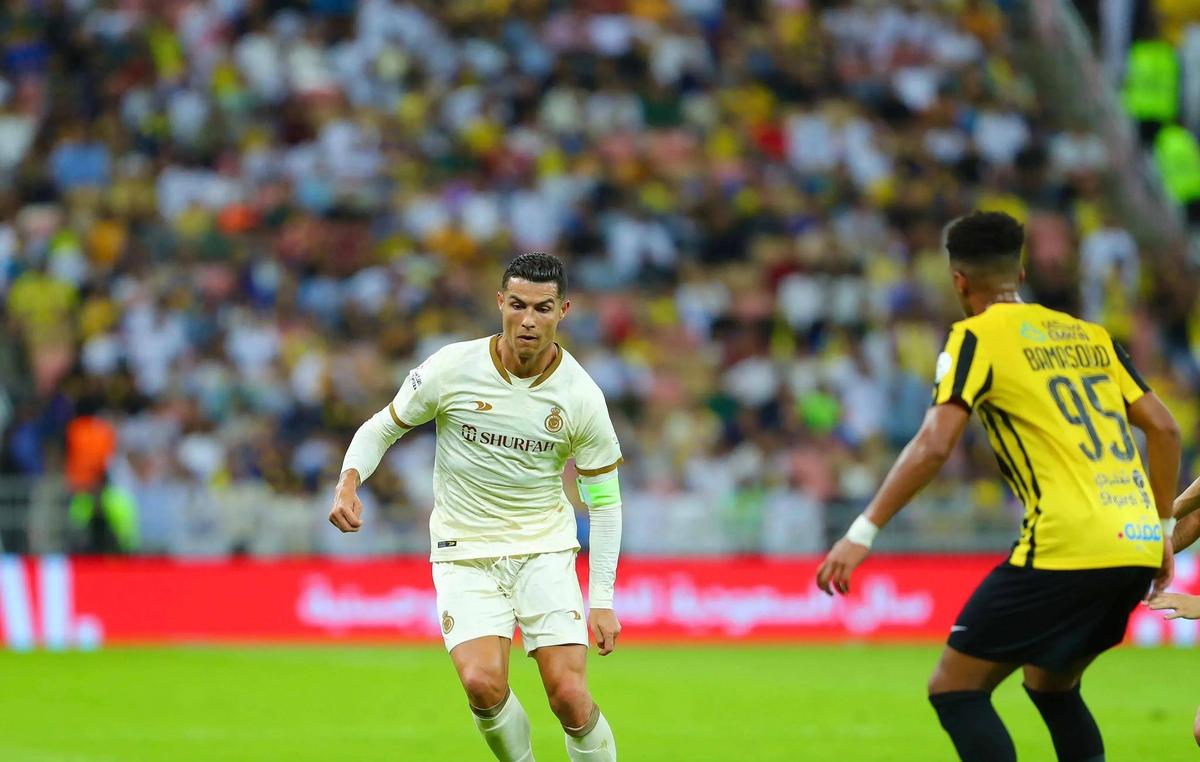 利雅得胜利c罗菱角度破门,c罗任意球破门利雅得现场视频