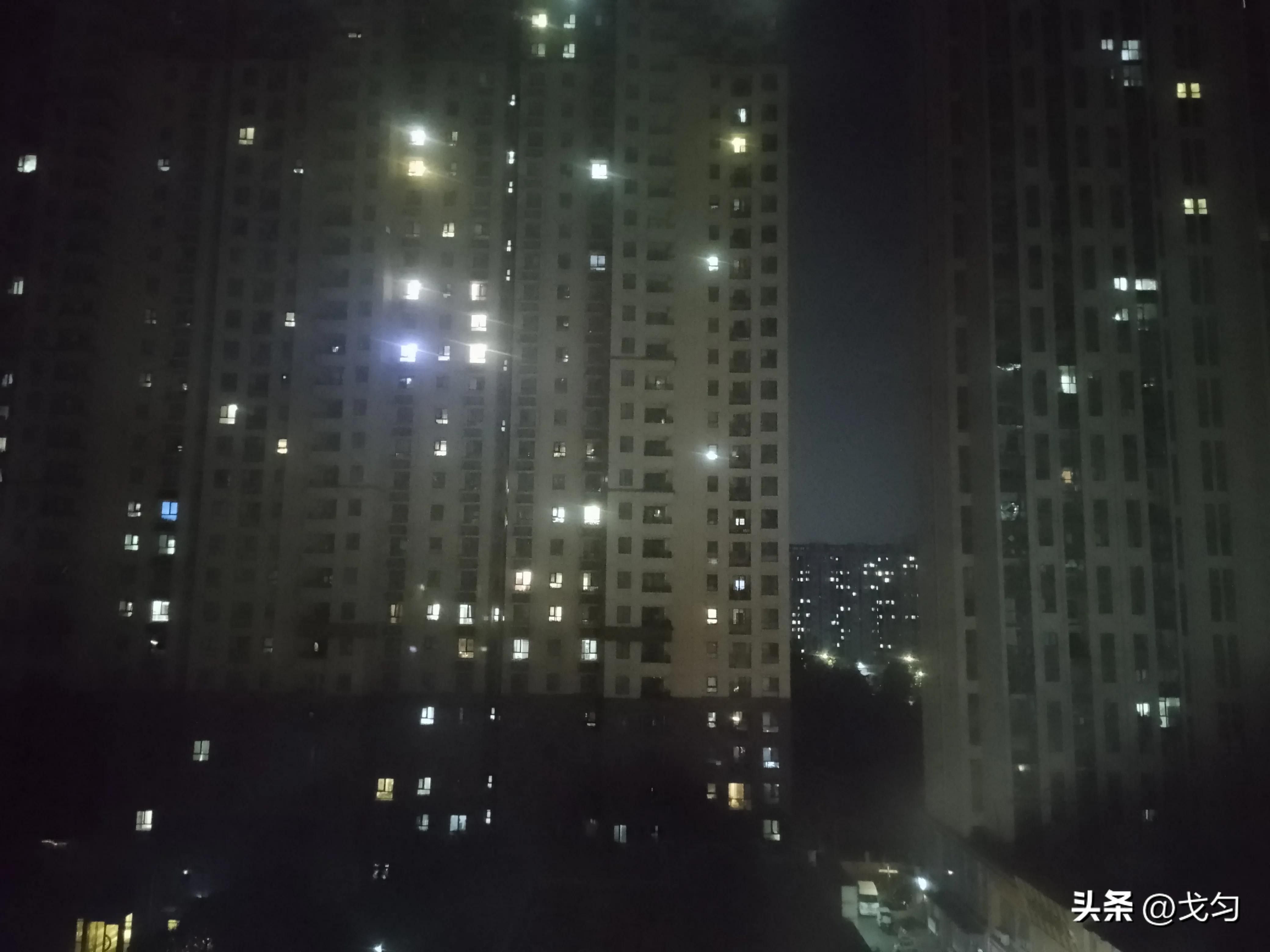 半夜睡不着站在阳台上抽烟,晚上睡不着胡思乱想乱讲话发呆