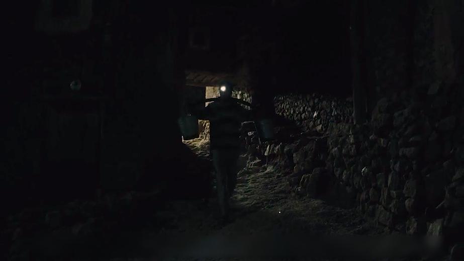 揭露印度女性悲惨的电影，孕妇上山挑水男人在家玩乐，越看越揪心