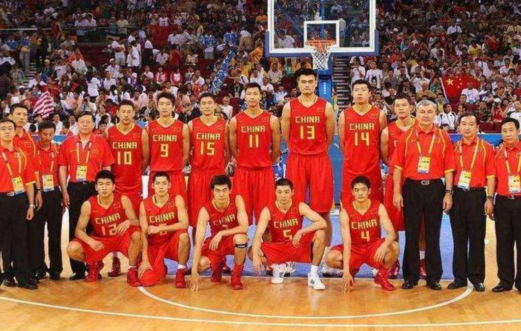 为什么打篮球比踢足球更受欢迎,为什么在中国打篮球比踢足球多