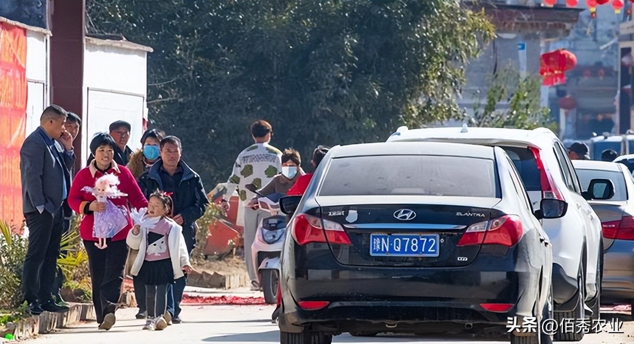 大量“赊酒人”扎堆农村，买酒先交定金，来年付尾款，有何猫腻？