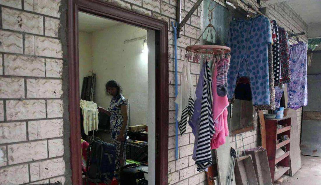 61岁怪大叔扮女人,41岁大叔假扮女子