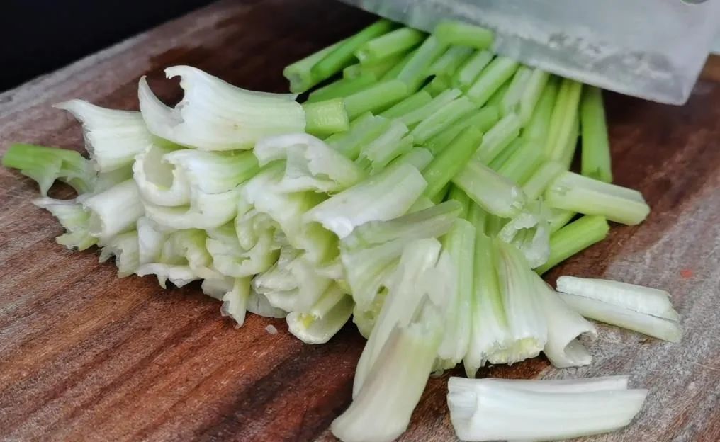 建议中老年：这4种“高钾菜”要常吃，健脾祛湿，腿脚有劲精神好