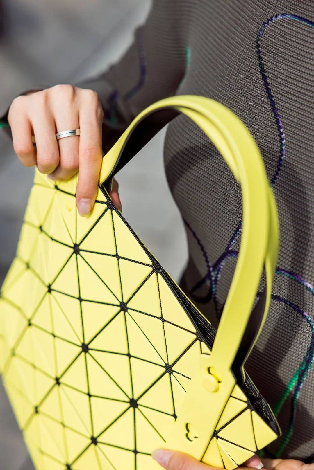 2023三宅一生包包哪款值得买,三宅一生水桶包2021