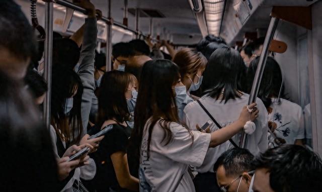 下面痒不能挠一下吗?男子地铁上掏*体下**猥亵被揪着报警?