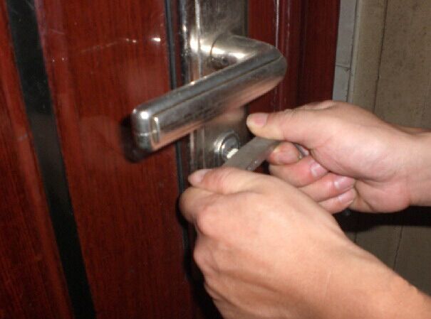 开锁匠收多少钱,开锁师傅24小时上门开锁靠谱吗