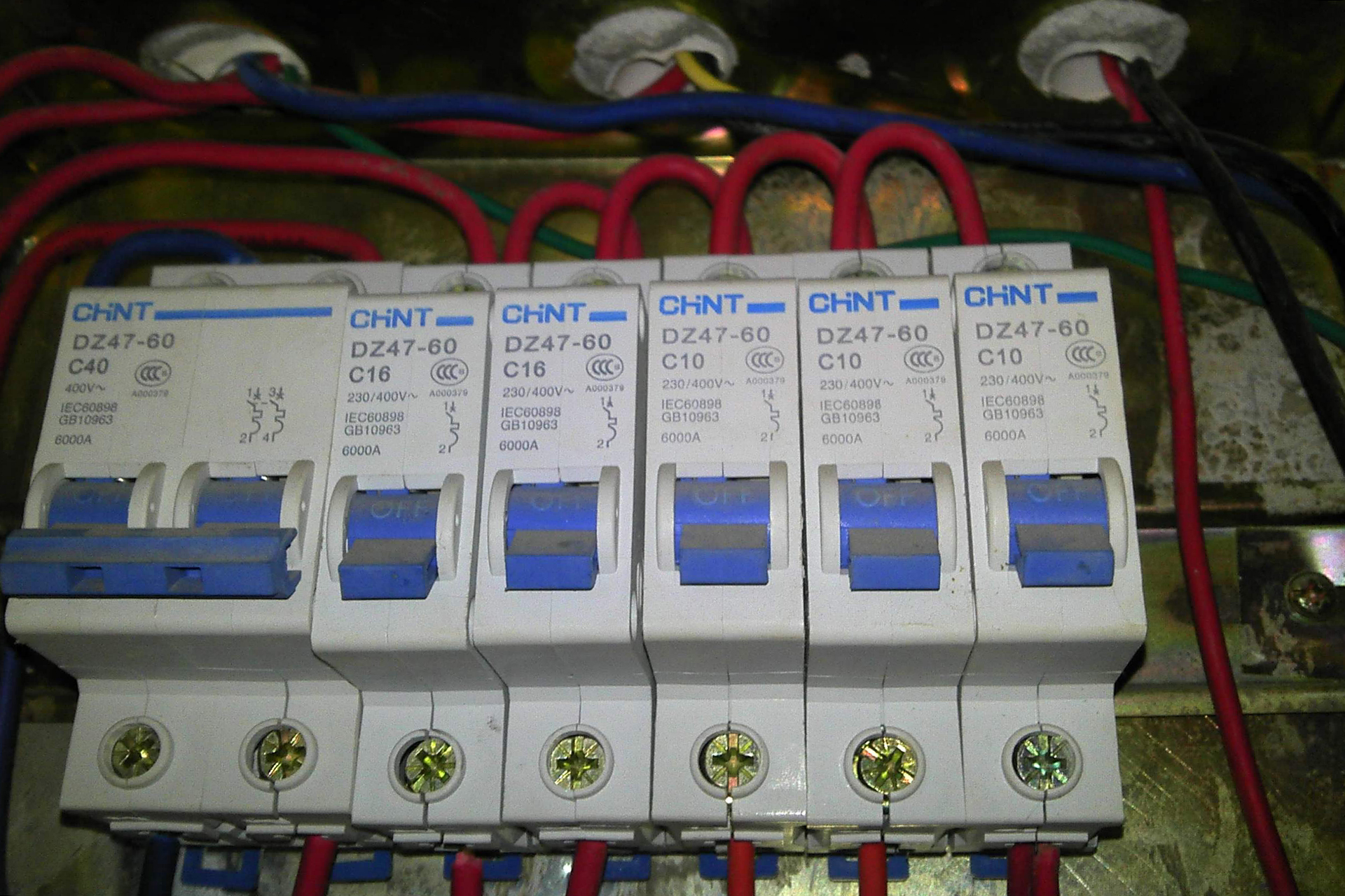家庭电路开关跳闸原因,家中总开关跳闸的原因和解决方法