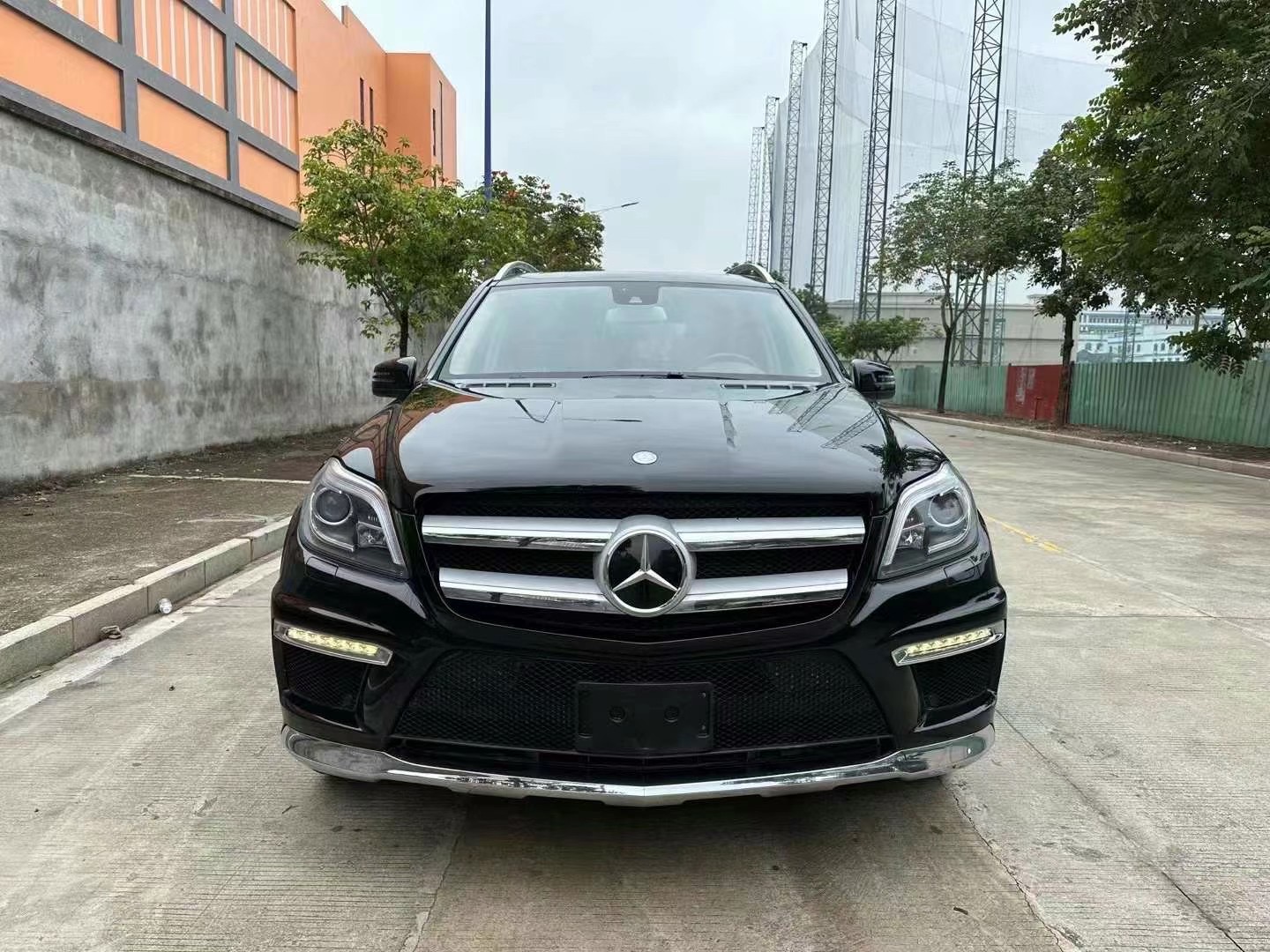 浙江小伙花23万买了一台奔驰GL550去旅行，女朋友：我们结婚吧。