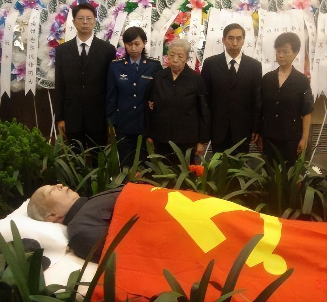 华先生意外身亡,华去世