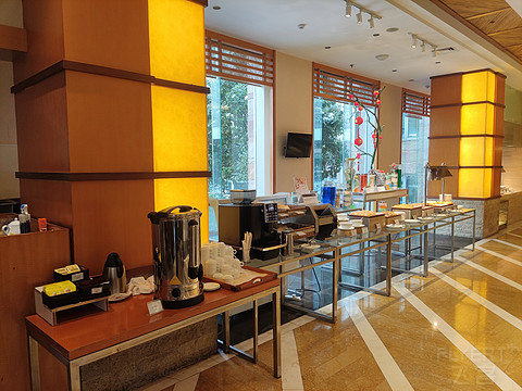 飞雪迎春山花烂漫,飞雪迎春绽玉蕊