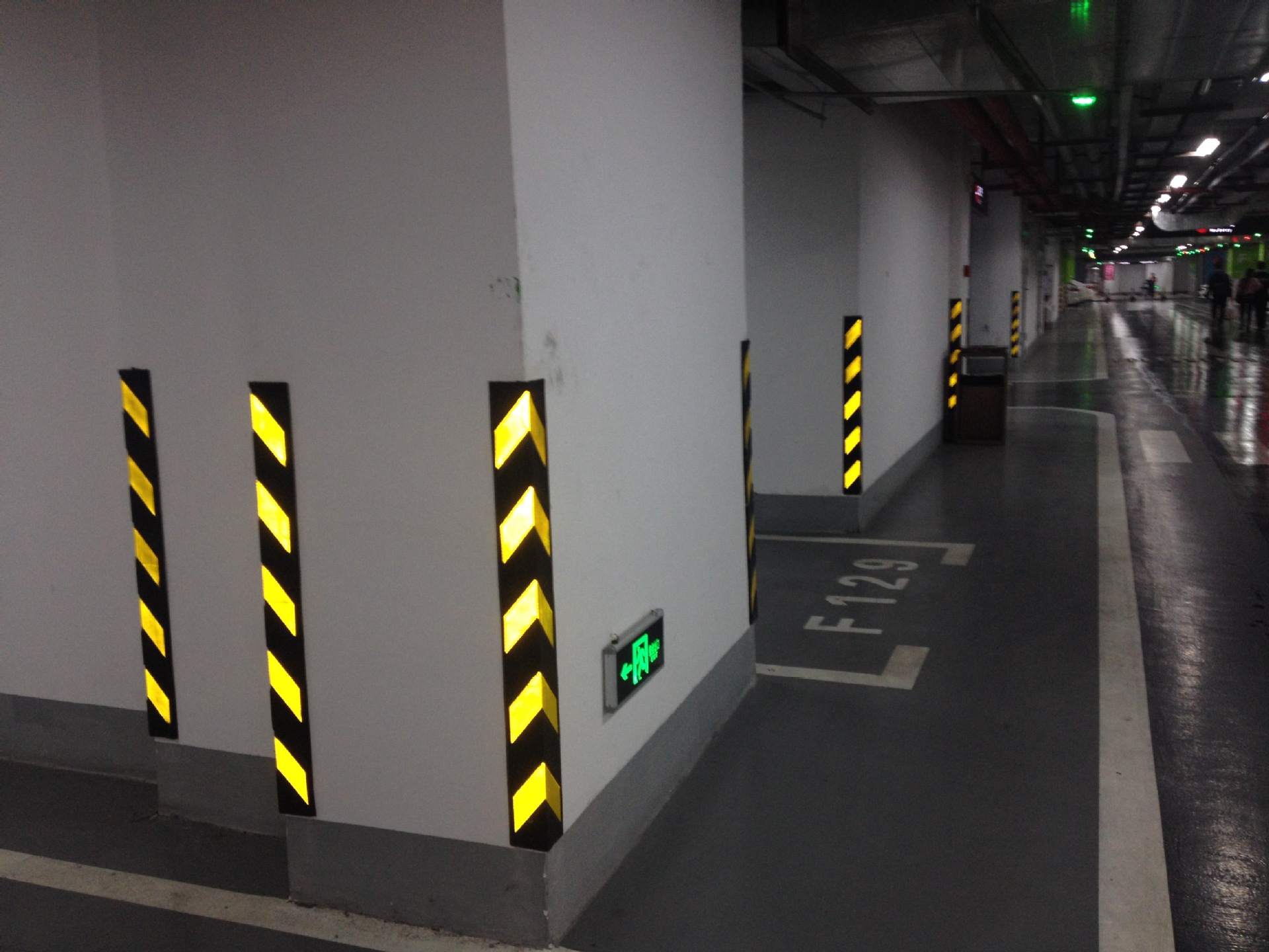 图中圈内两条白色虚线是什么标线,为什么有些路段的白色虚线会加宽