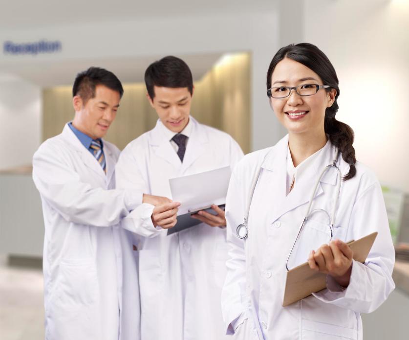 医生检查阴虱的镊子和刀片,男子发现阴虱