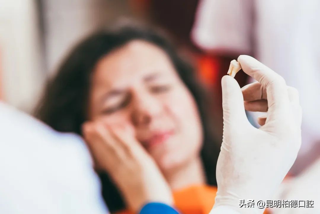 拔牙后能不能马上种假牙,牙医拔牙后镶牙还是种牙